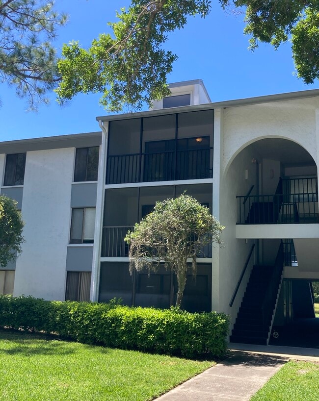 Building Photo - 1353 Pine Ridge Cir E Unit 128 E3