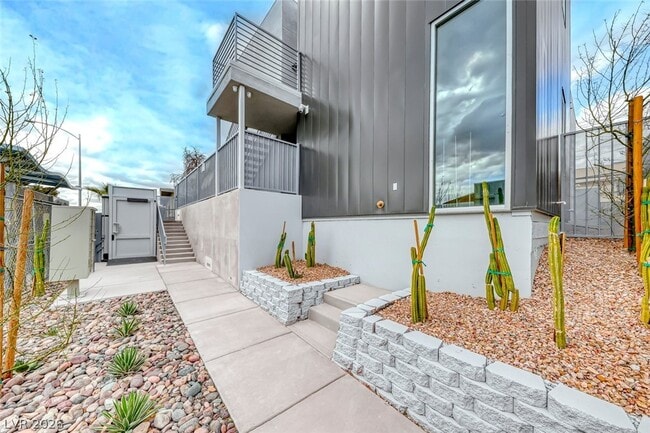Building Photo - 304 S Maryland Pkwy Unit 5