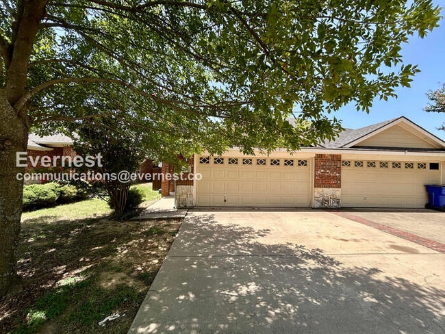 Building Photo - 3 Bed, 2 Bath Home with Fenced Yard & Garage / Pet-Friendly / Available Now!