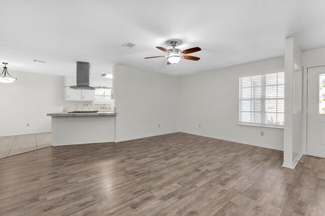 Photo - 202 Summer Ln