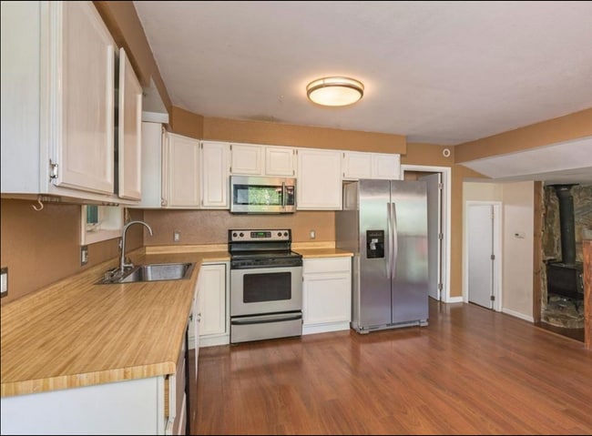 Photo - Cozy 3BR Home in Quiet Neighborhood – Gara...