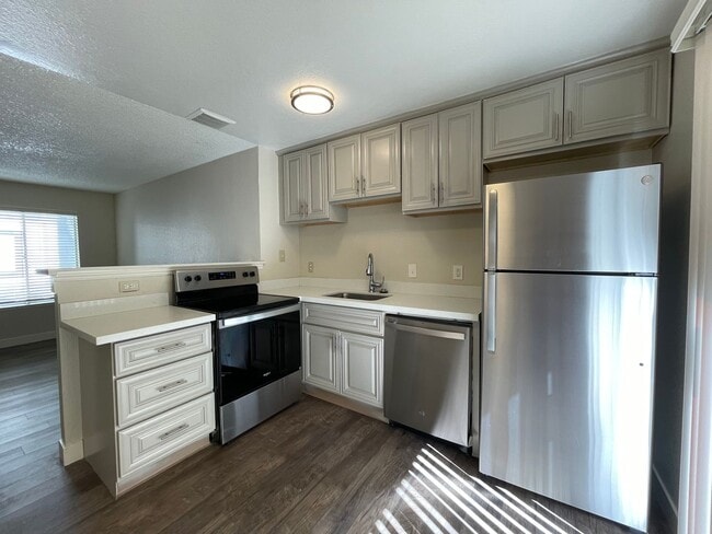 Building Photo - Beautifully Modern 2bd 1bth Apartment Home... Unit 13