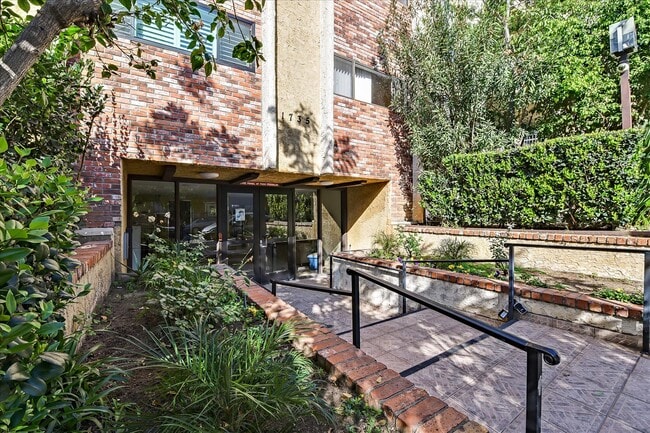 Photo - 1735 N Fuller Ave Unidad 221 Rental
