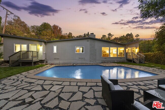 Building Photo - 2601 Nichols Canyon Rd