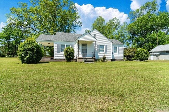 Building Photo - Convenient Hwy. 55 Location – Charming 2BR with Large Yard