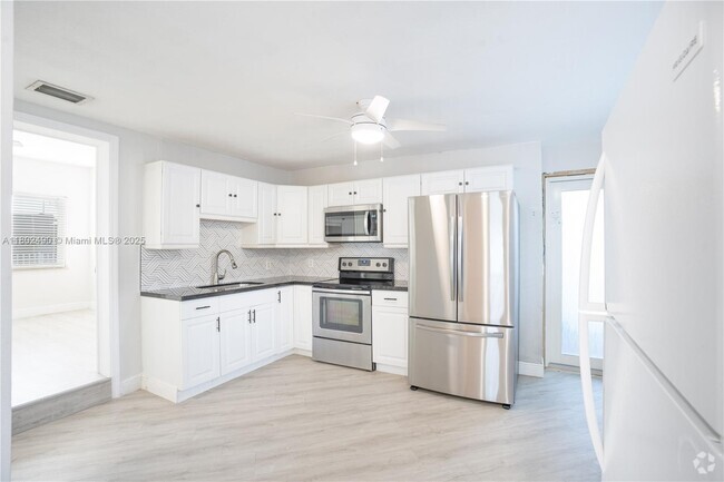 Building Photo - 6695 SW 28th St Rental