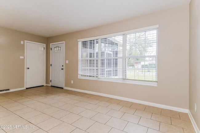 Photo - 1146 Busac Ave