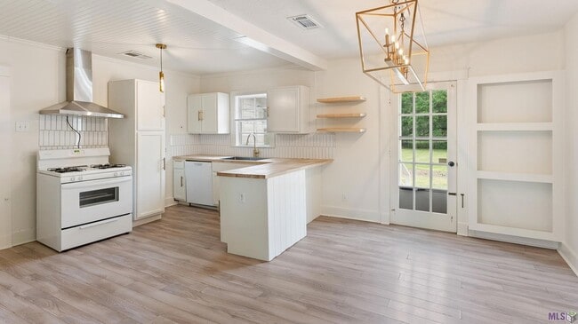 Photo - 7165 Government St