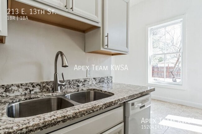 Building Photo - 213 E 13th St Rental