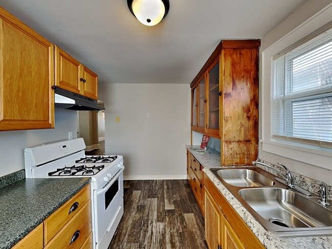 Photo - 2068 Reaney Ave E