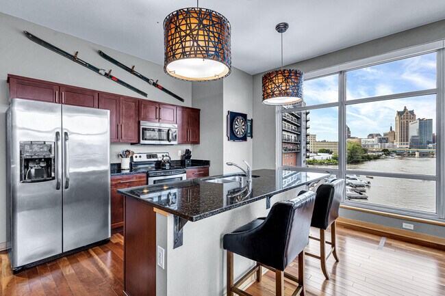 Photo - 106 W Seeboth St