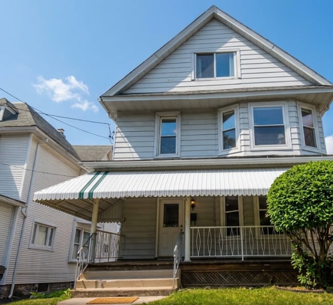 Photo - 825 Richmont St