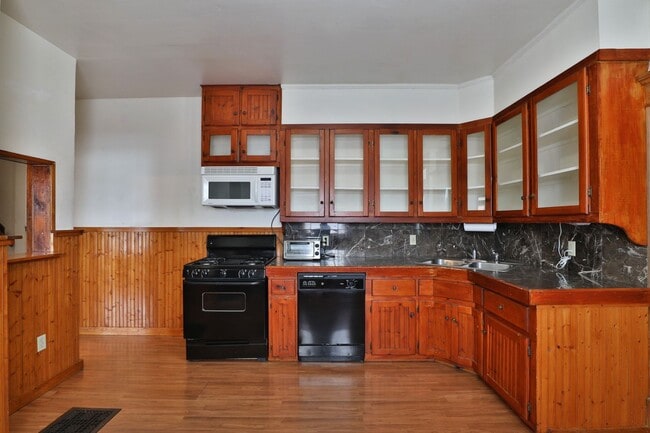 Photo - Large 4 Bedroom North Campus Townhouse - 1...