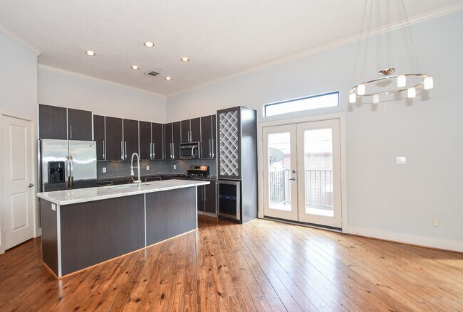 Photo - 748 W 16th St Unit B