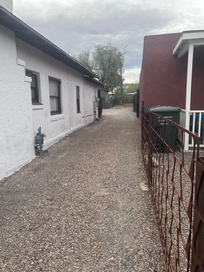 Drivethrough to the backyard parking (3K sqft of backyard parking) - 616 E 8th St Unit 614