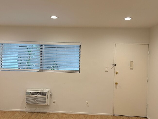 Photo - Spazier, 220 W