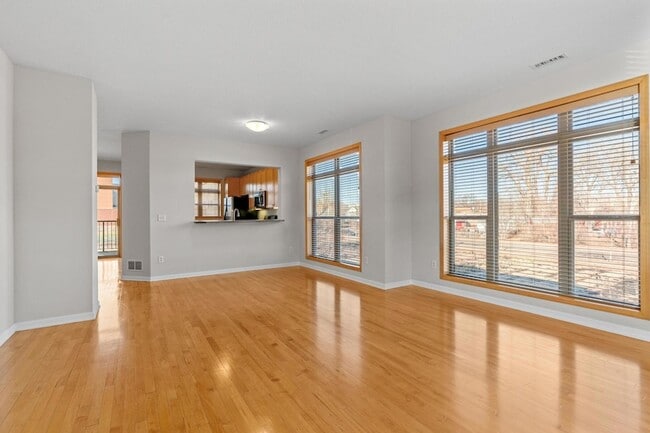 Photo - 731 Mercer St