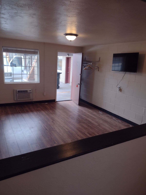 Building Photo - 309 E 3rd Ave Rental