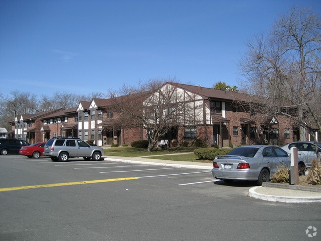Brookwood at Islip Garden Apartments