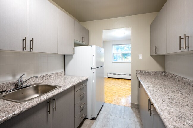 2BR, 1BA - 745SF - Kitchen