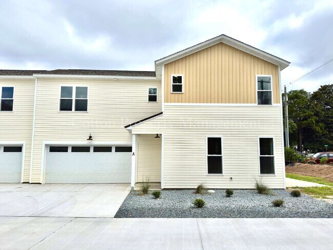 Building Photo - Gorgeous 3BR/2.5BA townhouse - $2,200/mont... Unit A