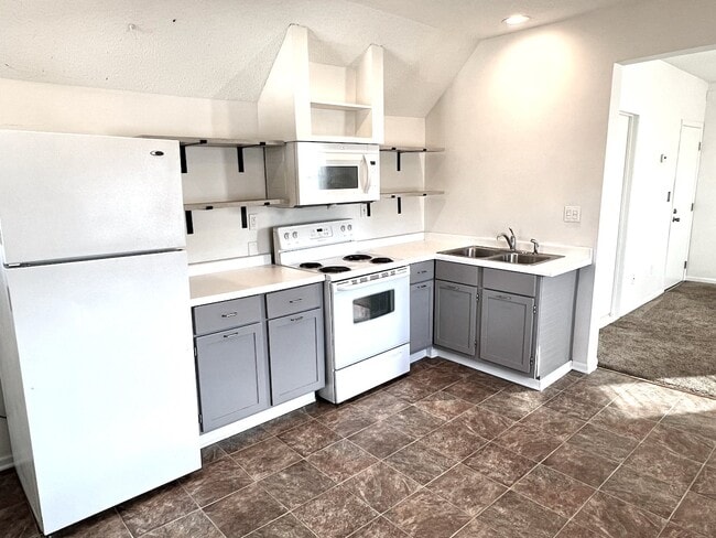 Photo - 43 Lyton Pl W Unit # 2