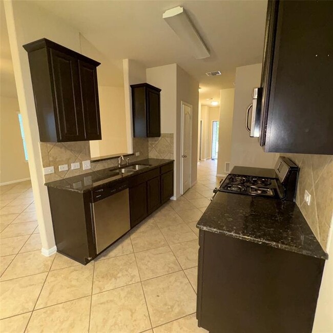 Photo - 208 Moulins Ln