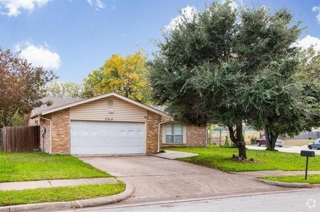 Building Photo - 704 Thomas Chapel Dr Rental