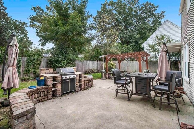 Photo - Sunnymeade home with many updates, close to Notre Dame and the Zoo