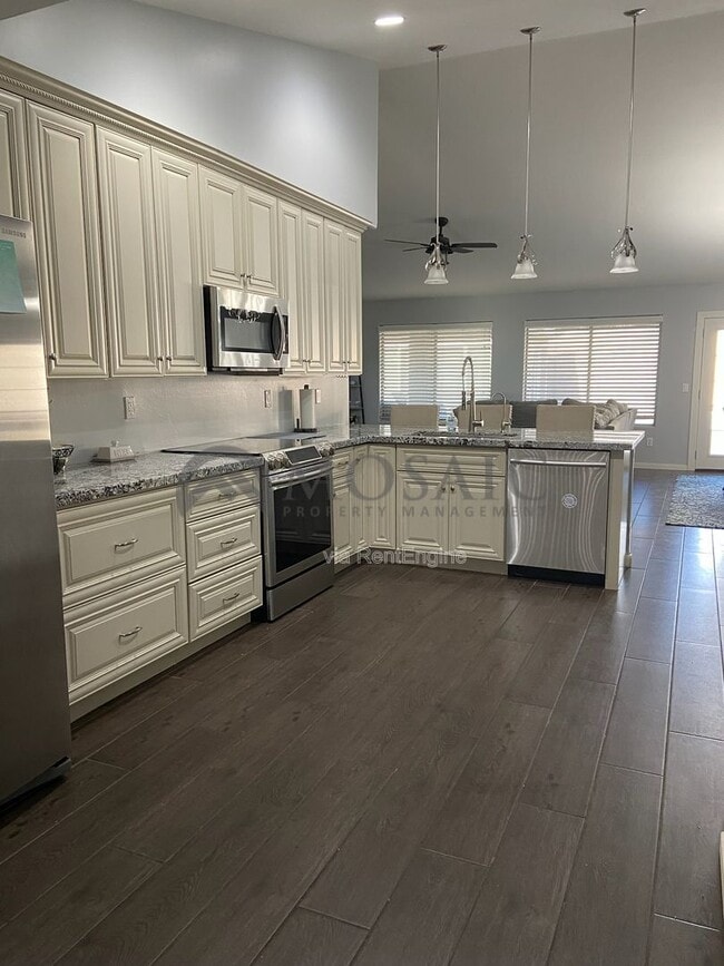 Photo - 411 N Leoma Ln