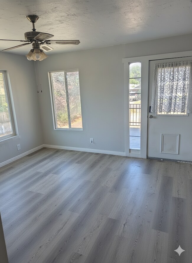 Sala de estar - 960 E 2680 N