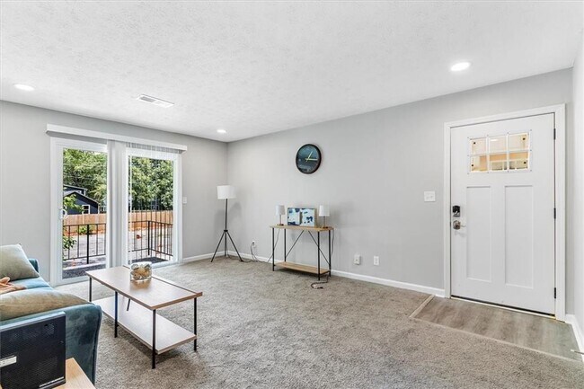 Photo - 1701 Hawthorne Ave Unit 9