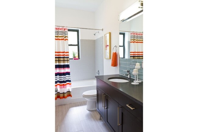 Baño - 5512 S. Hyde Park Boulevard