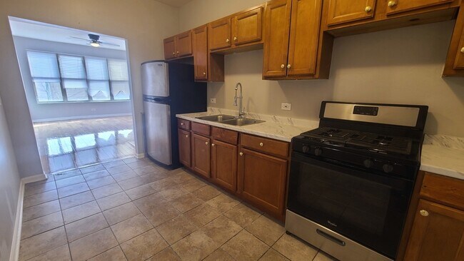 1407 E 69th Pl Unit 2