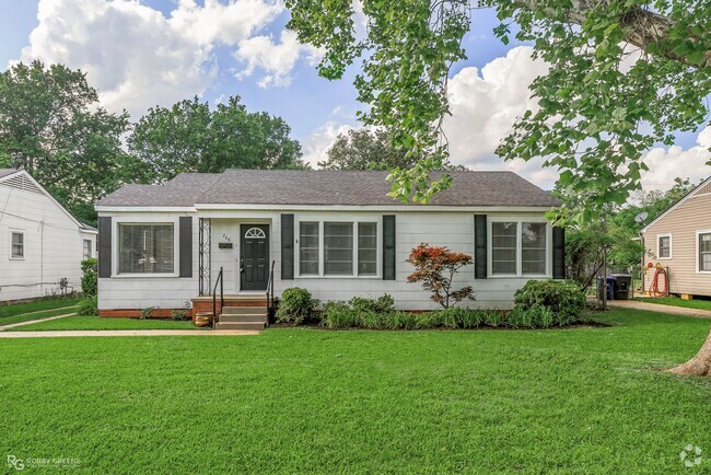 Building Photo - Beautiful Broadmoor Bungalow Rental