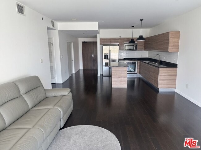 3785 Wilshire Blvd Unidad 1610