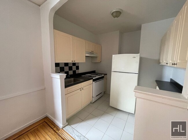 Photo - BROADWAY Unit 4C