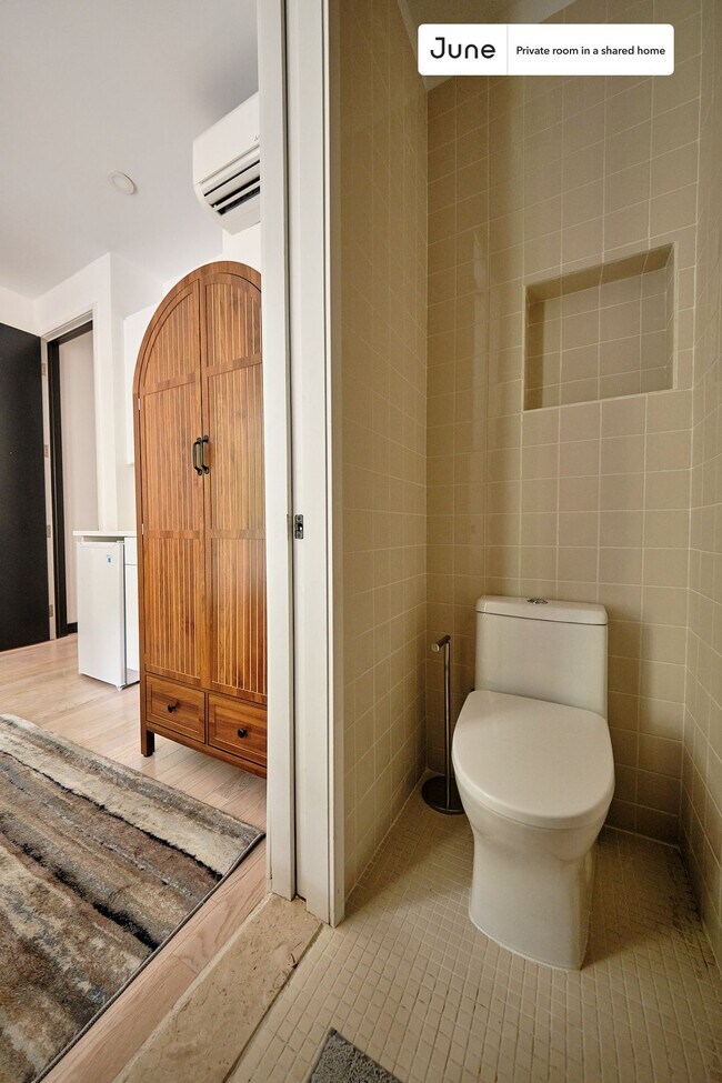 Room in Shared 4 bed/4 bath home in Ditmas Park