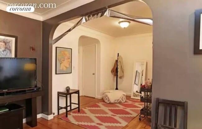 Photo - 305 W 52nd St