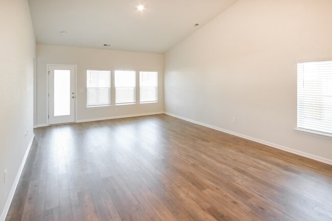 Photo - 492 Craigflower Ct