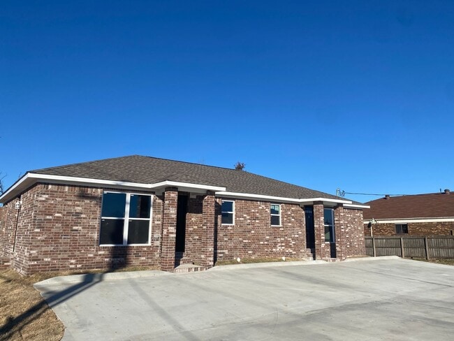 Building Photo - 2110 Clark St Unit A