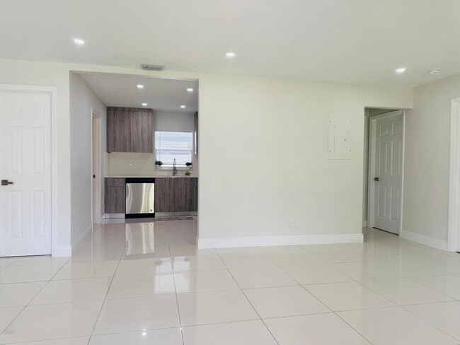 Photo - 4640 NE 5th Ave