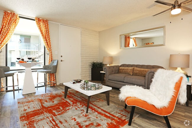 1BR, 1BA - 650 SF Renovated