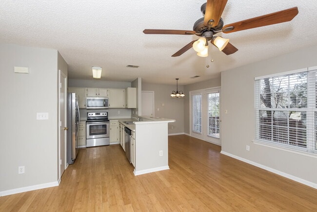 Photo - 925 Treasure Pl SW