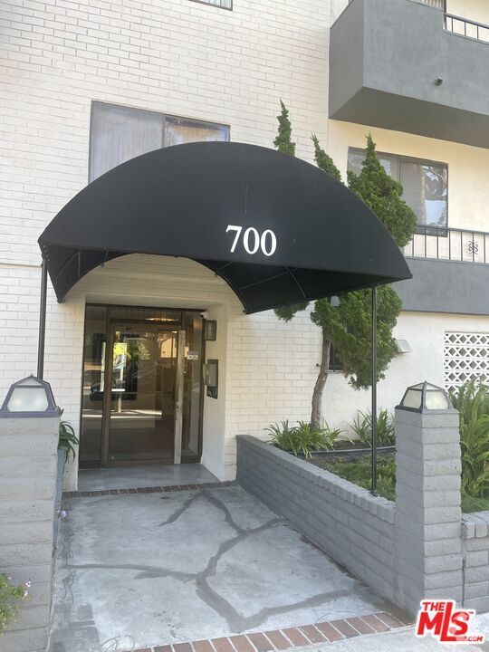 Building Photo - 700 Westmount Dr Unit 304 Rental