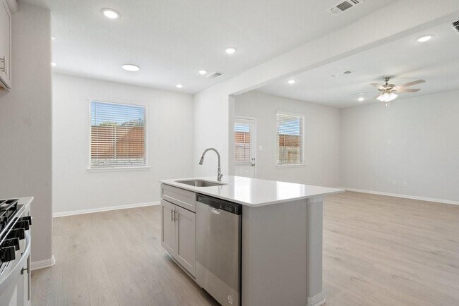 Photo - 668 Backstays Lp