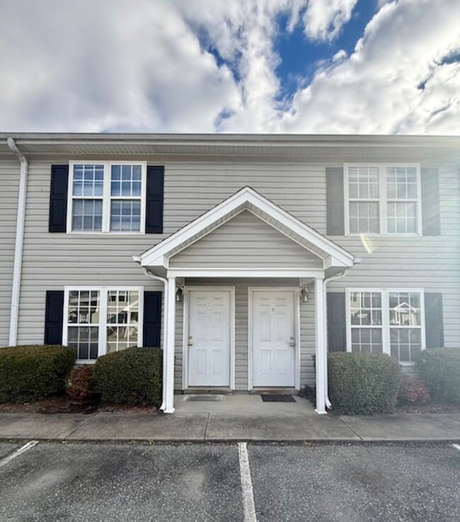 Building Photo - Two bedroom, 1.5 townhouse in Graham (Park Place Apts) Unit M