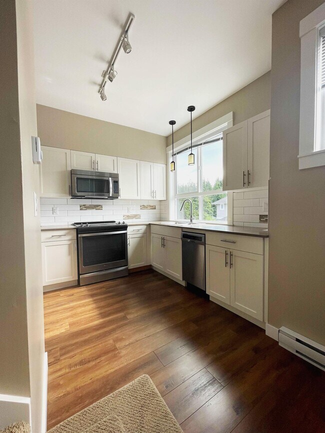 110-110 Baxter Ave