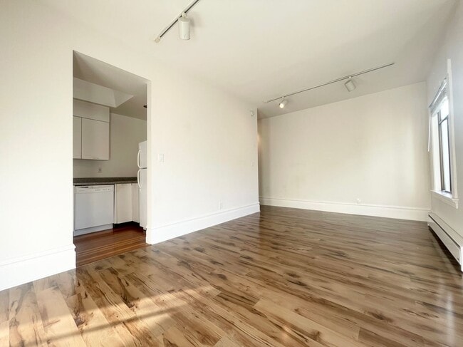 Photo - Nob Hill: Spacious Top Floor Apartment near The Fairmont Hotel, Huntington Park, & Trader Joe's Unit 1343 Sacramento Street #3