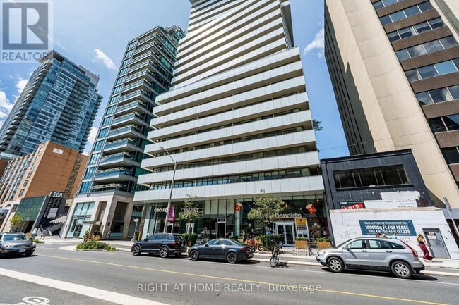 Photo - 200 Bloor St W Unité 1604